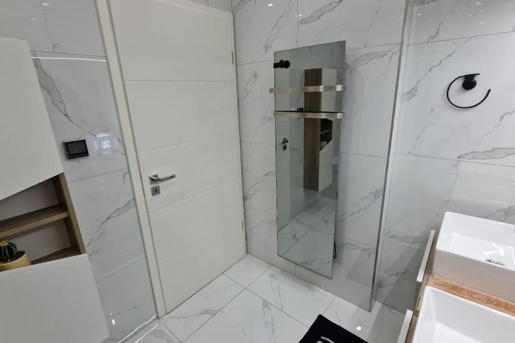 Suite Prestige Logement Neuf Avec Spa Et Ecran De Cinema En Rez De Jardin Кольмар Экстерьер фото